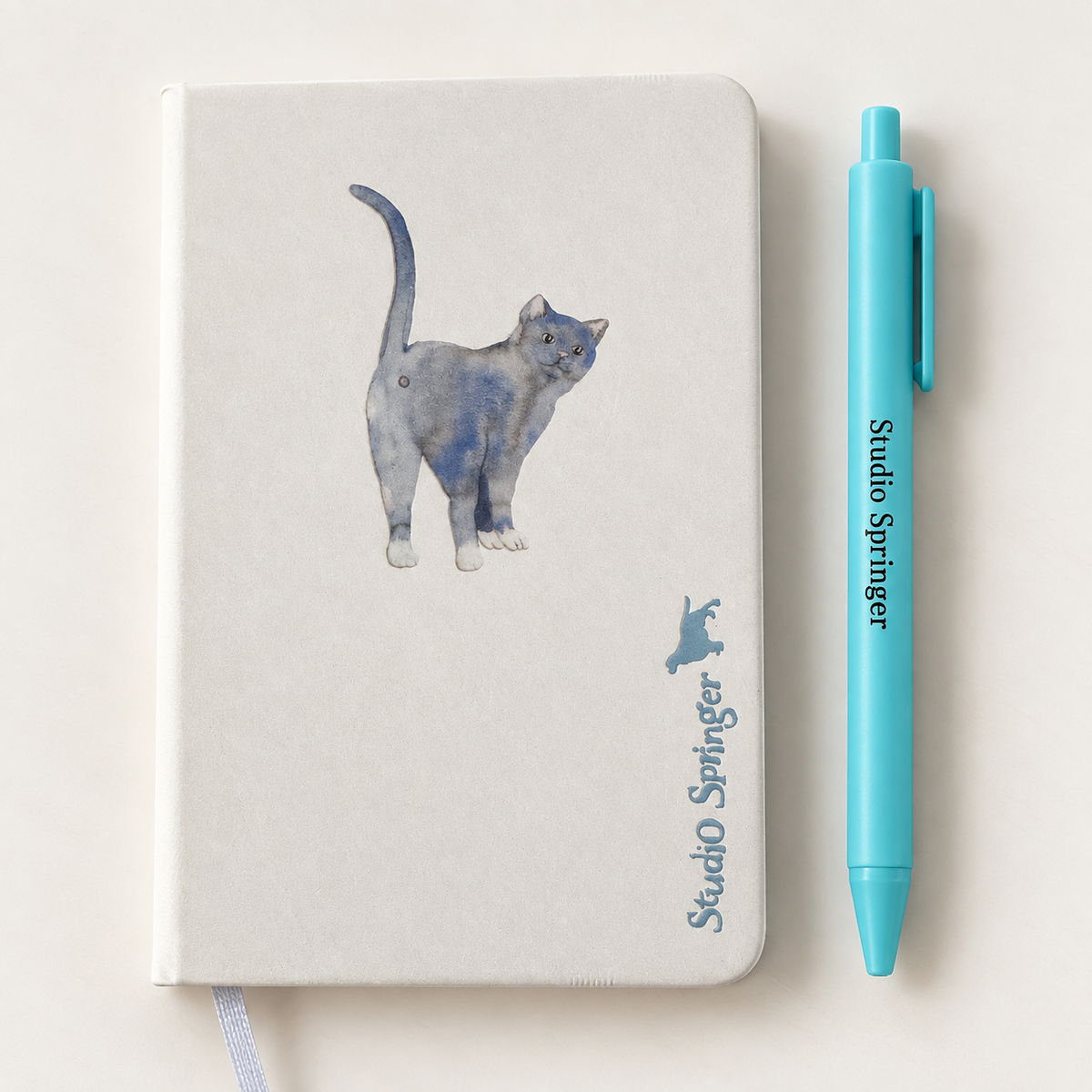 wit notitieboekje A6, met blauwe kat, gelinieerde pagina's, / studio springer