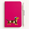 A6-notitieboek met teckel / dachshund en alpinopet - fuchsia
