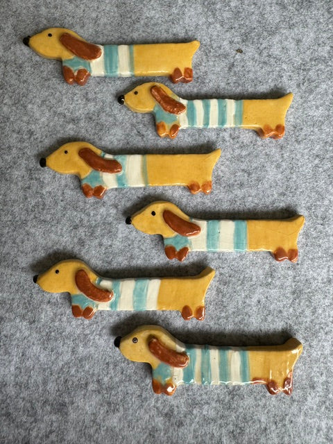 Keramieken broche - hond gestreept (prijs per stuk)