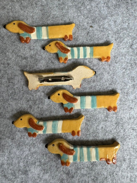 Keramieken broche - hond gestreept (prijs per stuk)