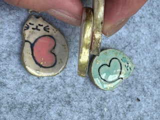 Keramieken broche - Kat hart (prijs per stuk)