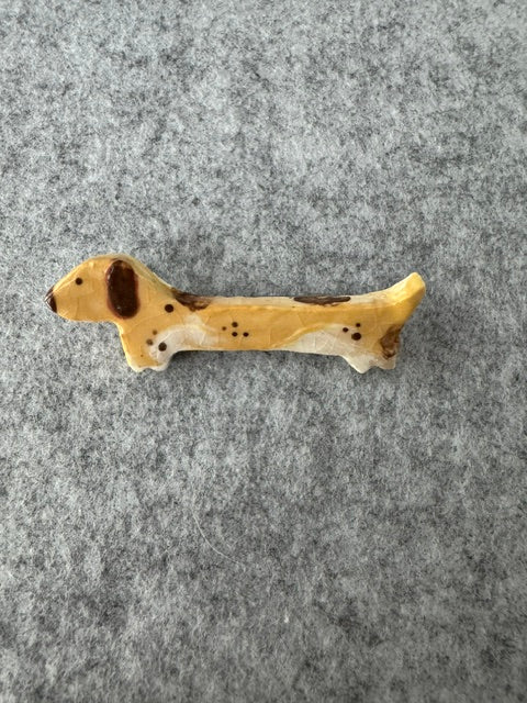 Keramieken Broche - Teckel Piebald