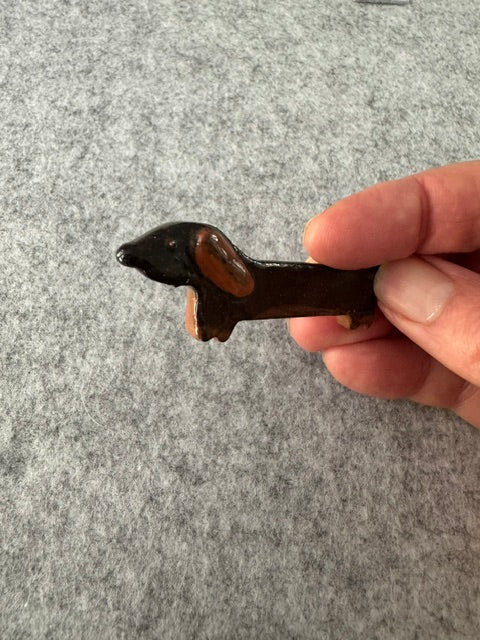 Keramieken Broche - Donker Teckeltje