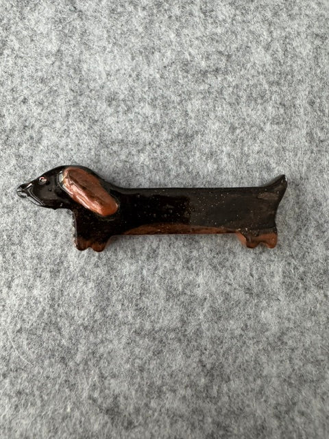 Keramieken Broche - Donker Teckeltje