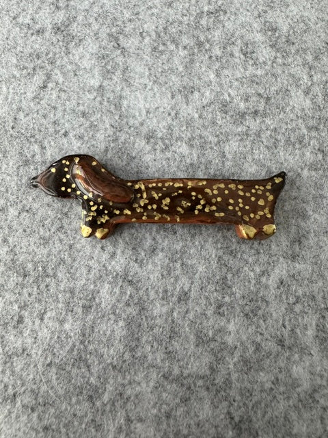 Keramieken broche - Teckel goud gespikkeld