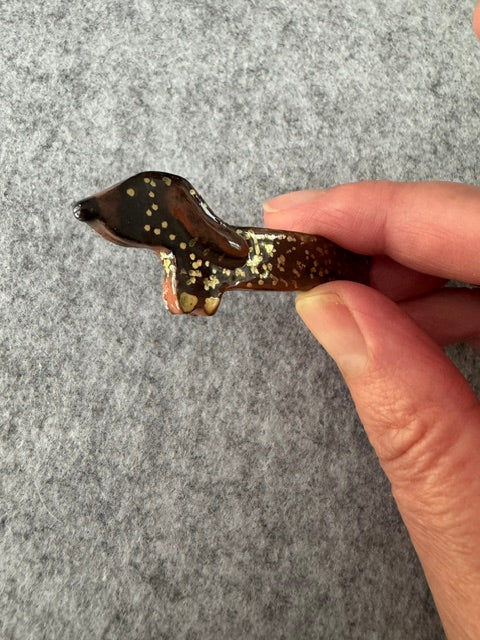 Keramieken broche - Teckel goud gespikkeld