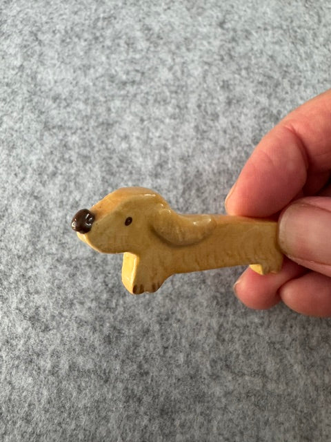 Keramieken broche - Teckel langharig blond