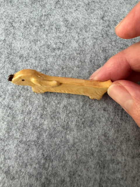 Keramieken broche - Teckel langharig blond
