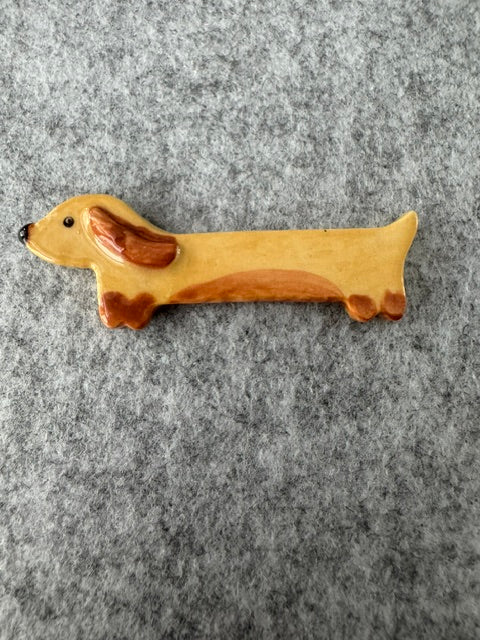 Keramieken broche - Teckel Tan blond