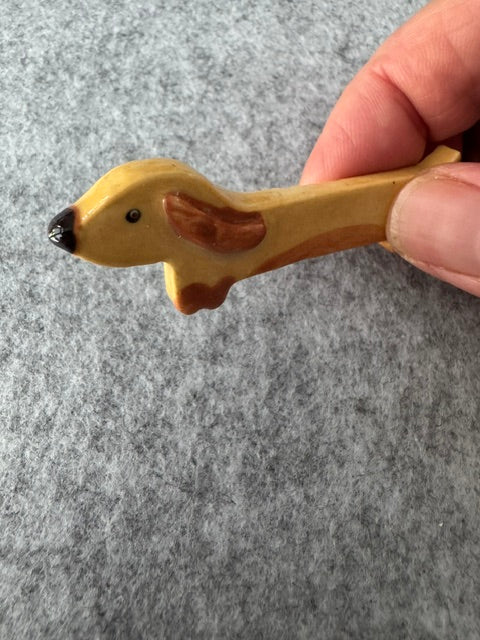 Keramieken broche - Teckel Tan blond