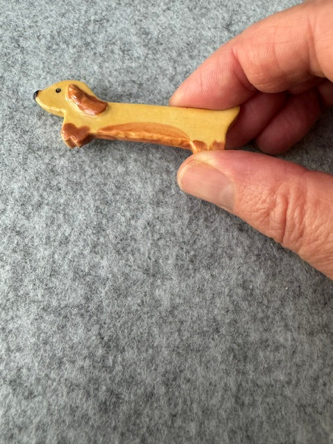 Keramieken broche - Teckel Tan blond