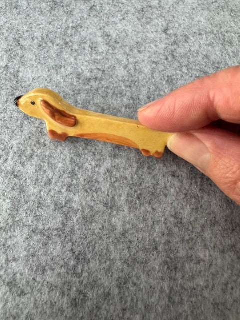 Keramieken broche - Teckel Tan blond