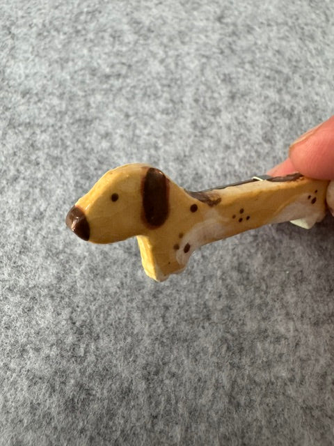 Keramieken Broche - Teckel Piebald