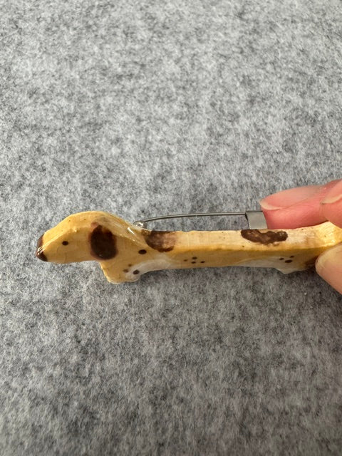 Keramieken Broche - Teckel Piebald