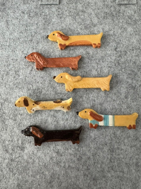 Keramieken Broche - Donker Teckeltje
