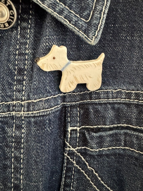Keramieken broche - Scottie terrier lichtblauwe halsband