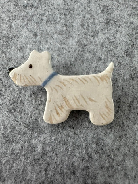 Keramieken broche - Scottie terrier lichtblauwe halsband
