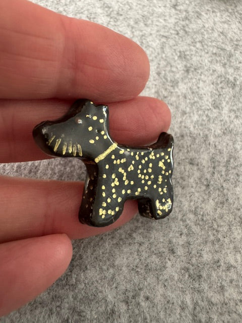 Keramieken broche - Scottie terriër zwart, gouden spikkels gouden halsband