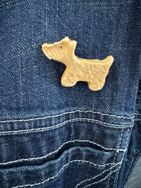 Keramieken broche - Scottie blond ruigharig