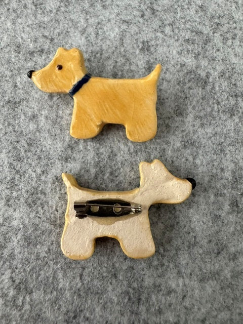 Keramieken broche - Scottie terriër blond blauwe halsband