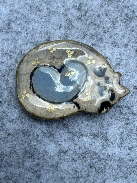 Keramieken broche - Kat opgerold met blauw hart
