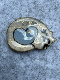 Keramieken broche - Kat opgerold met blauw hart