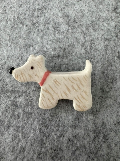 Keramieken broche - Scottie terrier met roze halsband
