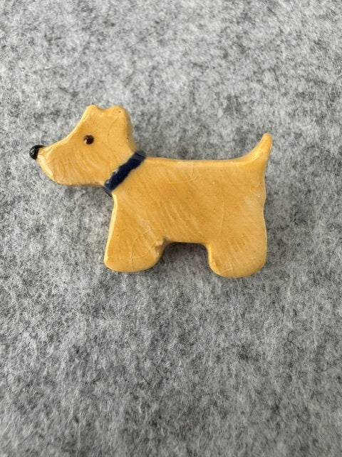 Keramieken broche - Scottie terriër blond blauwe halsband