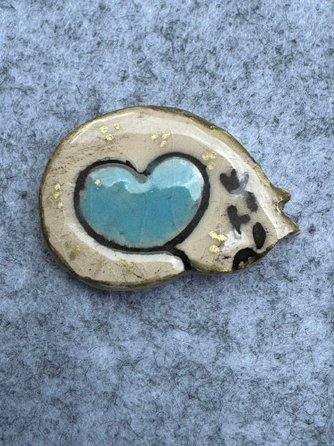 Keramieken broche - Kat opgerold met blauw hart
