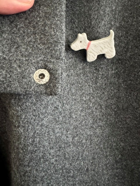 Keramieken broche - Scottie terrier met roze halsband