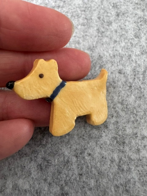 Keramieken broche - Scottie terriër blond blauwe halsband