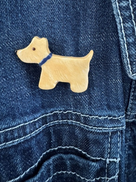 Keramieken broche - Scottie terriër blond blauwe halsband
