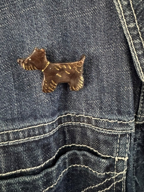 Keramieken broche - Scottie terrier zwart gouden manen