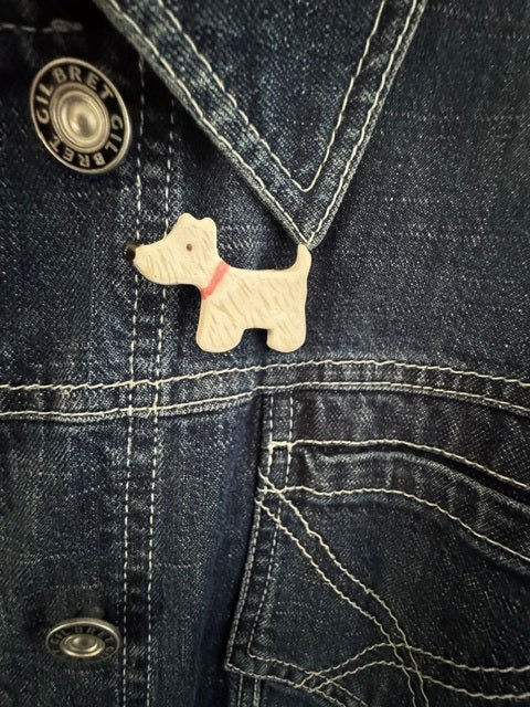 Keramieken broche - Scottie terrier met roze halsband